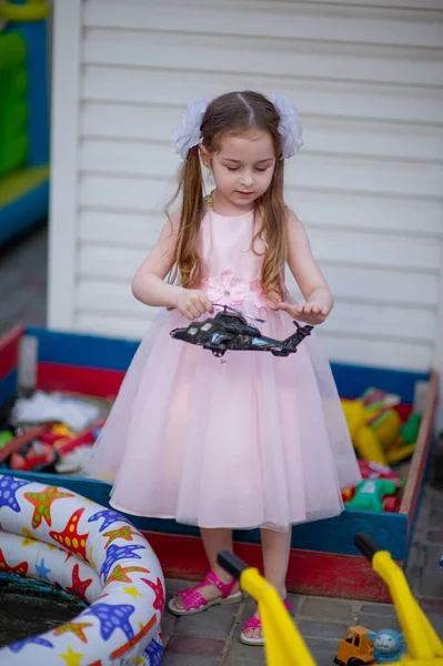 Schattig Vijfjarig Meisje Een Roze Prinsessenjurk Portret Van Een Gelukkig — Stockfoto