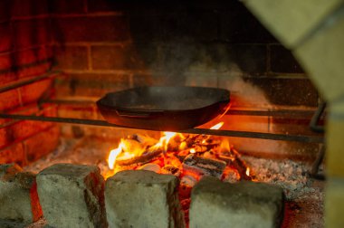 Hamburger pişirme. Evde ızgara burger pişirmek. Yemek fotoğrafçılığı