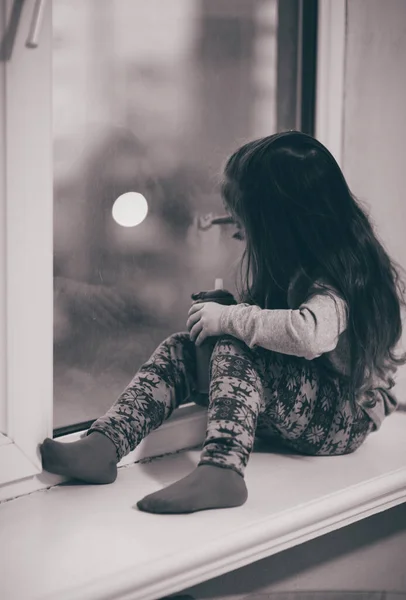Kleines Mädchen Das Hause Auf Fensterglas Zeichnet Kleines Mädchen Malt — Stockfoto