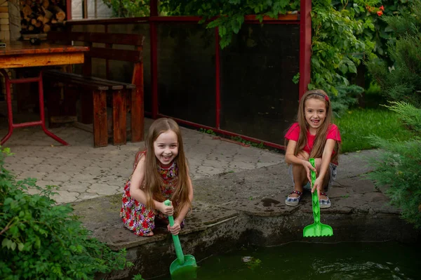 Dua Gadis Kecil Yang Lucu Bermain Dengan Air Mancur Kota — Stok Foto