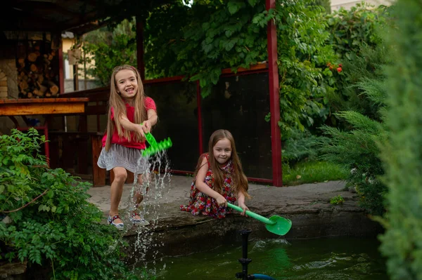 Dos Niñas Lindas Jugando Con Una Fuente Ciudad Día Verano — Foto de Stock