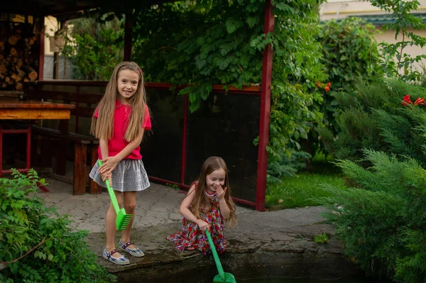 Dos Niñas Lindas Jugando Con Una Fuente Ciudad Día Verano — Foto de Stock