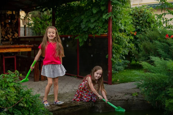 Dos Niñas Lindas Jugando Con Una Fuente Ciudad Día Verano — Foto de Stock