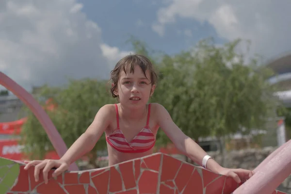 Une Petite Fille Se Repose En Ete Dans Le Parc Aquatique Bebe Nage Dans La Piscine Fille 9 Ans Se Reposant Au Bord De L Eau Plongee Actif Stock Photo Une Petite Fille Se Repose En Ete Dans Le Parc Aquatique Bebe Nage Dans La Piscine Fille 9 Ans Se Reposant Au Bord De L Eau Plongee Actif Stock Photo