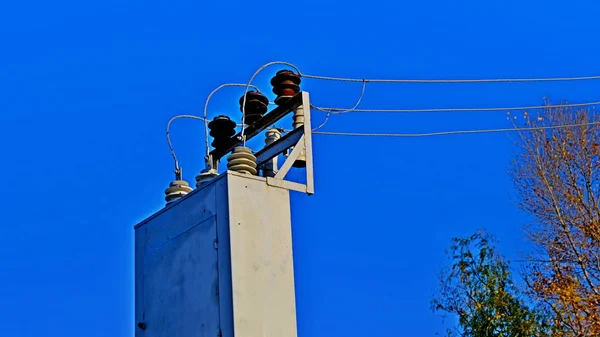 Sütun Elektrikli Elektrik Kabloları Elektrik Hatları Kablolardaki Kargalar — Stok fotoğraf