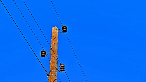 柱子是电柱 电线上的乌鸦 — 图库照片