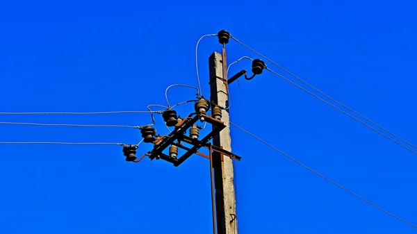 Filar Jest Elektryczny Przewody Elektryczne Linie Energetyczne Kruki Drutach — Zdjęcie stockowe