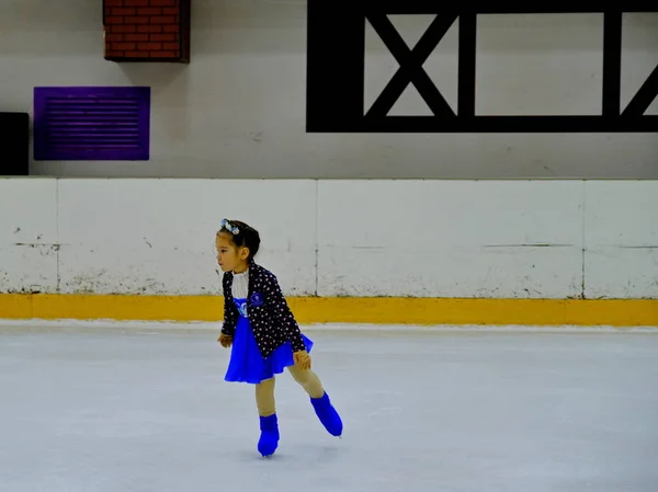 Des Enfants Patinoire Astrakhan Russie Novembre 2019 — Photo