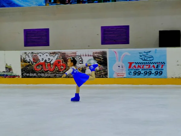 孩子们在溜冰场 俄罗斯 阿斯利康 2019年11月 — 图库照片
