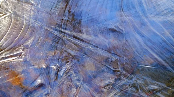 Cienki Lód Jeziorze Lesie Upadłe Liście Drzew Pod Lodem — Zdjęcie stockowe