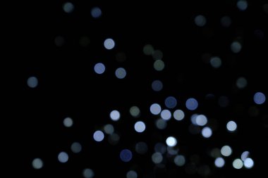 Noel ağacında çelenk ışıkları. Tasarım için bulanık odaklı noel arkaplanı.