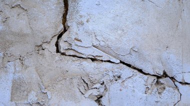 Binanın alçılı duvarında çatlak. Ev iç tasarımı için arkaplan resmi