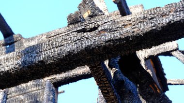 Yangından sonra eski bir ev. Eski bir apartmanın ahşap detayları yanmış.