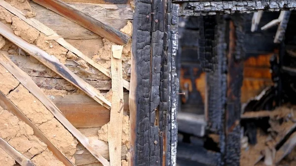 Yangından sonra eski bir ev. Eski bir apartmanın ahşap detayları yanmış.