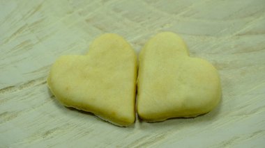 Masada kalp şeklinde kurabiyeler var. Tasarımın için tatlı hamur işleri.