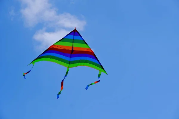 Παιδικό Παιχνίδι Παιδιά Πετούν Ένα Ιπτάμενο Kite Background Εικόνα Για — Φωτογραφία Αρχείου