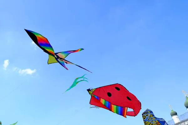 Gyerekjáték Gyermekek Repülni Egy Repülő Sárkány Háttér Kép Web Design — Stock Fotó