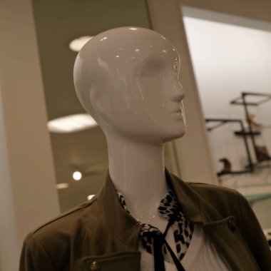 Web tasarımı için bir elbise depolama arkaplan görüntüsünde manken başı.