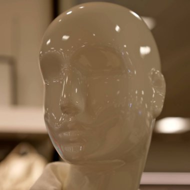 Web tasarımı için bir elbise depolama arkaplan görüntüsünde manken başı.