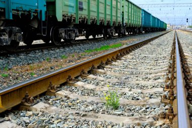 Rusya 'da demiryolu rayları. Beton uykucular. Web tasarımı için arkaplan resmi.