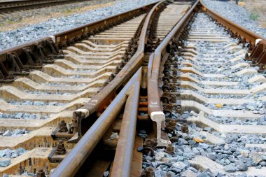 Rusya 'da demiryolu rayları. Beton uykucular. Web tasarımı için arkaplan resmi.