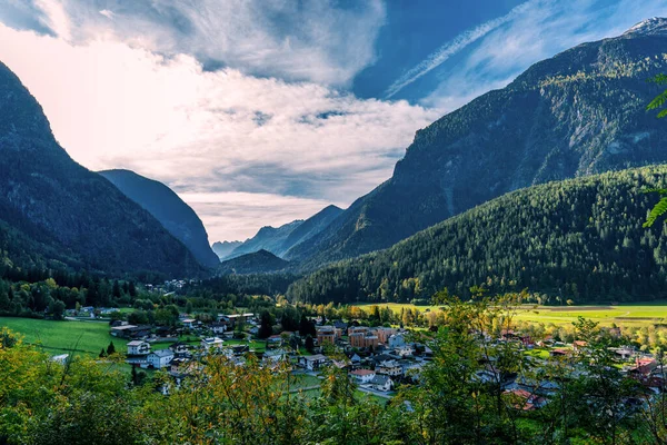 Vista panorâmica da aldeia de Oetz situada na austríaca Oetztal — Fotografia de Stock