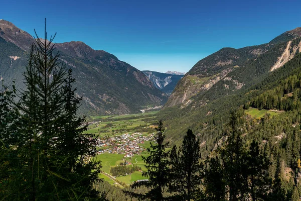 Panoramiczny widok Umhausen znajduje się w austriackim vall Oetztal — Zdjęcie stockowe