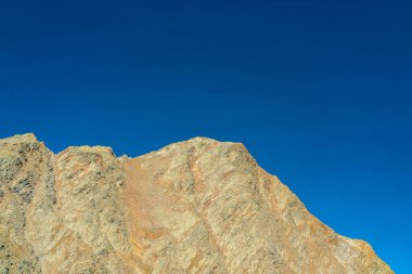 Te 'nin çıplak ve kasvetli dağ zirvelerinin etkileyici manzarası.