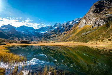 Yüksek yükselen Seebersee Gölü 'nün panoramik manzarası