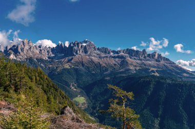 Tie yakınlarındaki Rosengarten dağlarının panoramik manzarası