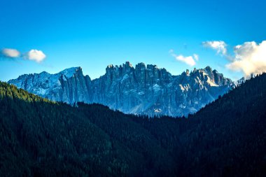Güney Tyrol 'da Tiers yakınlarındaki Latema kitlesinin panoramik görüntüsü