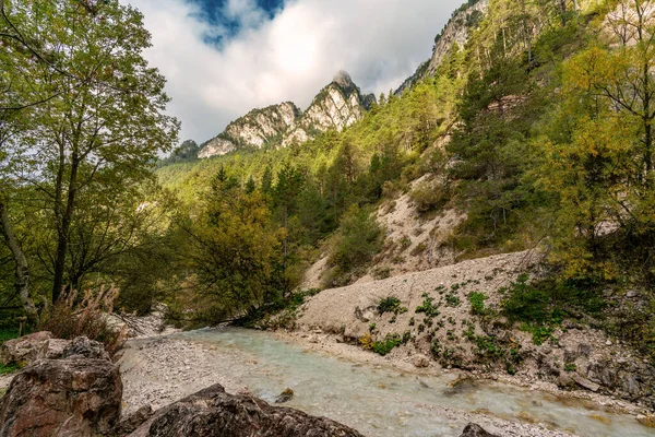 Bela vista de outono do córrego de montanha Tschaminbach perto — Fotografia de Stock