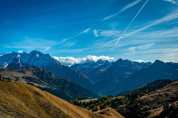 Panoramatický výhled na pohoří Puezgroup a vrchol Stevia — Stock fotografie