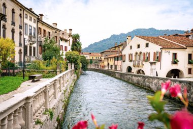 Meschio nehri ve Serravalle kasabasının panoramik manzarası