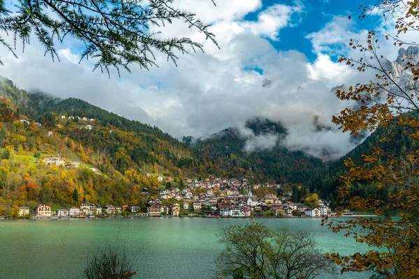 Panoramiczny widok na jezioro Lago di Alleghe we włoskim Dolomie — Zdjęcie stockowe