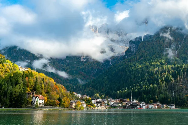 Panoramiczny widok na jezioro Lago di Alleghe we włoskim Dolomie — Zdjęcie stockowe