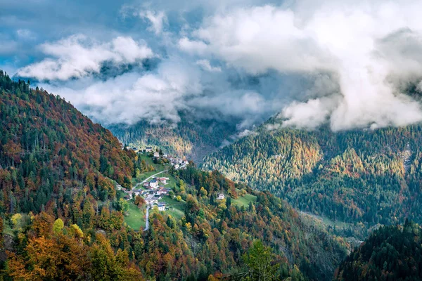 Vue d'automne colorée sur la vallée de la Cordevole avec Pecol an — Photo