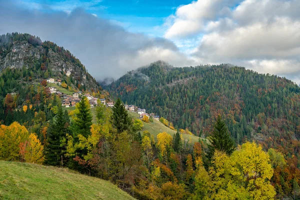 Vue d'automne colorée sur la vallée de la Cordevole avec la vill — Photo