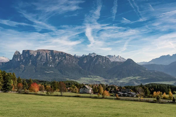 Panoramiczny widok na masyw górski Schlern i wioskę Vo — Zdjęcie stockowe