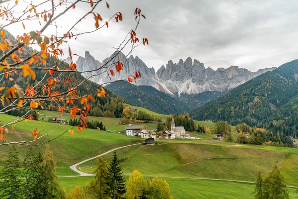 La célèbre église Sainte-Madeleine à Santa Maddalena in Villnoess — Photo