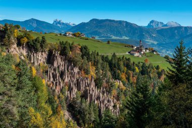 Sou 'daki Ritten yakınlarındaki ünlü toprak piramitlerinin ayrıntılı resmi.