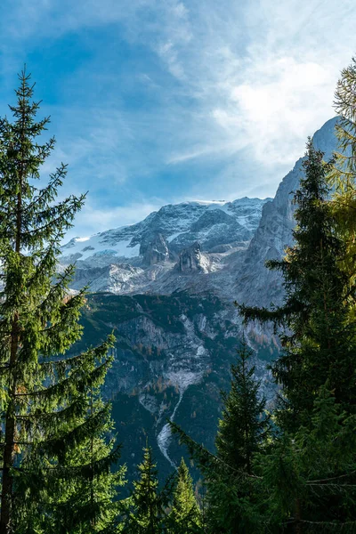 Vue ensoleillée sur le massif montagneux de la Marmolada au Tyrol du Sud, Ital — Photo