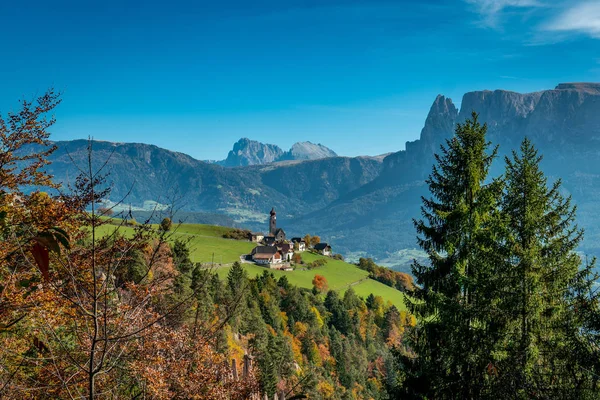 Panoramiczny widok na wieś i kościół Mikołaja w Mittelbergu — Zdjęcie stockowe