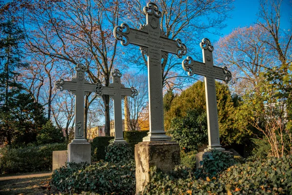 Alte verwitterte Kreuze auf einem deutschen Friedhof in Berlin — Stockfoto