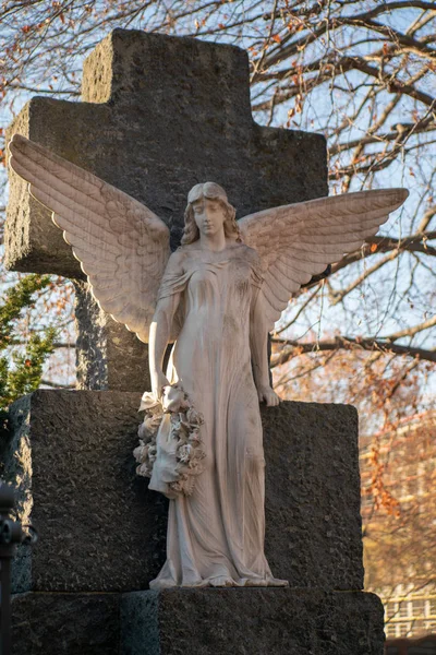 Kamienny posąg anioła na niemieckim cmentarzu w Berlinie — Zdjęcie stockowe