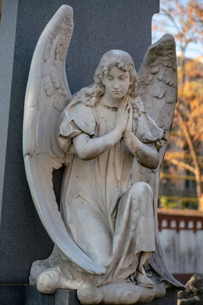 Statua in pietra di un angelo in un cimitero tedesco a Berlino — Foto Stock