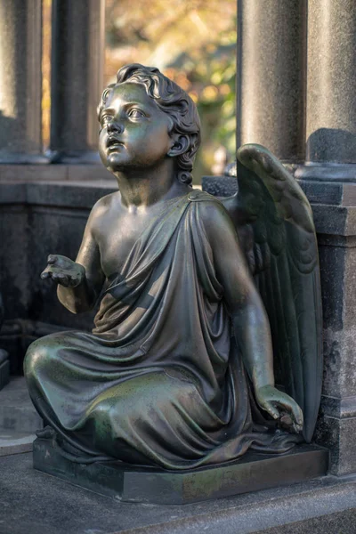 Πέτρινο άγαλμα αγγέλου σε γερμανικό νεκροταφείο στο Βερολίνο — Φωτογραφία Αρχείου