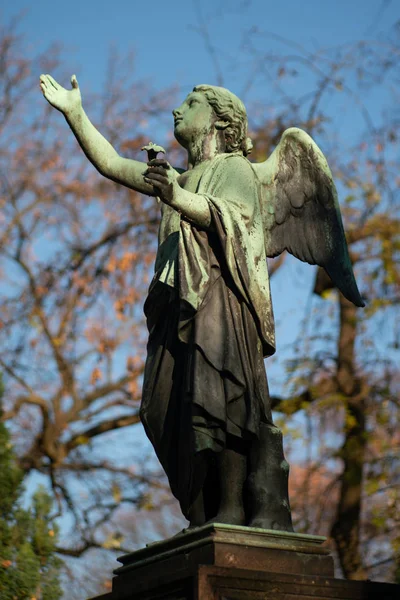 Estatua de piedra de un ángel en un cementerio alemán en Berlín — Foto de Stock