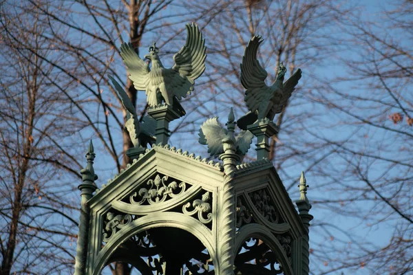 Eagle sculptures on top of  the roof of a mausoleum at Invaliden — Stockfoto