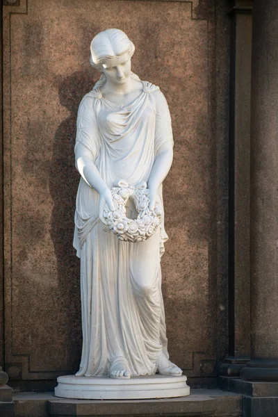 Estatua de una joven sobre una tumba en Dorotheestaedtischer Friedh — Foto de Stock